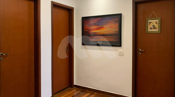 Imagem do hall íntimo do apartamento duplex com vista panorâmica do mar á venda
