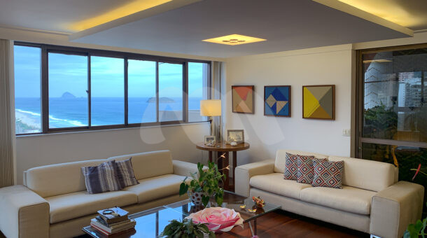 Imagem da sala multiambientes do apartamento duplex com vista panorâmica do mar á venda
