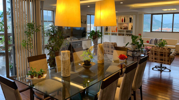 Imagem da sala de jantar do apartamento duplex com vista panorâmica do mar á venda