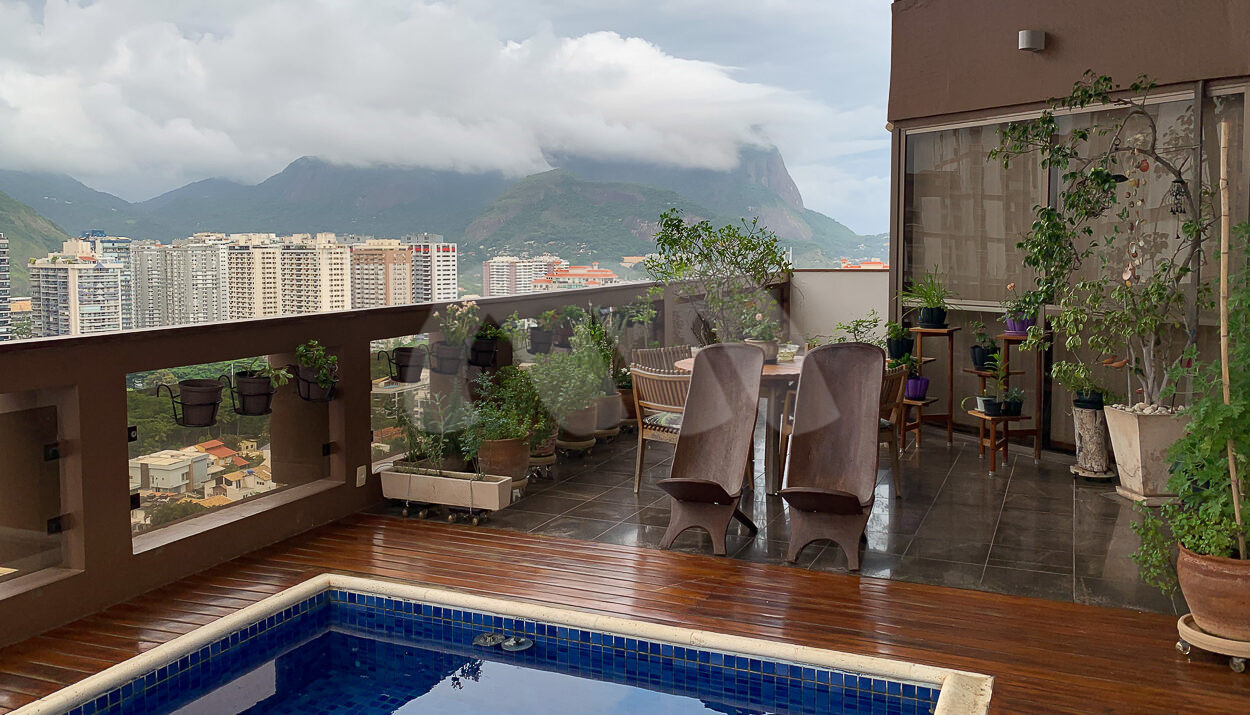 Imagem da área externa com piscina do apartamento duplex com vista panorâmica do mar á venda
