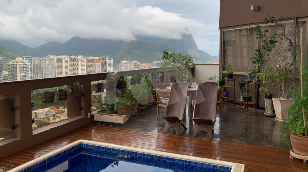 Imagem da área externa com piscina do apartamento duplex com vista panorâmica do mar á venda