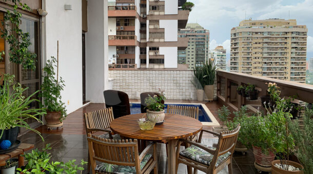 Imagem da área externa com piscina e deck de madeira do apartamento duplex com vista panorâmica do mar á venda