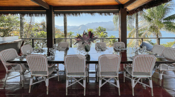 Imagem de sala de jantar com vista para mar da Ilha à venda em Angra dos Reis.