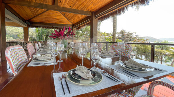 Imagem de mesa de jantar em madeira da Ilha à venda em Angra dos Reis.