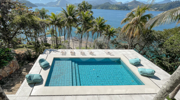 Imagem de ampla piscina da casa da Ilha à venda em Angra dos Reis.
