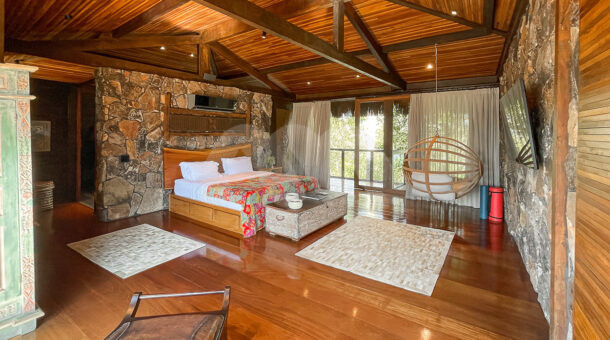 Imagem de suíte com teto abobadado de madeira da Ilha à venda em Angra dos Reis.