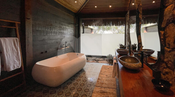 Imagem de banheiro com banheira e pia dupla da Ilha à venda em Angra dos Reis.
