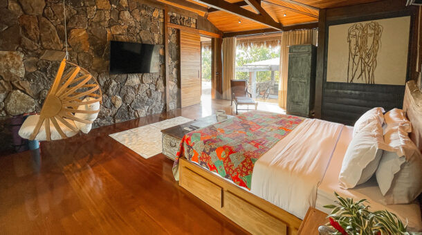Imagem de suíte com cama de casal e balanço da Ilha à venda em Angra dos Reis.
