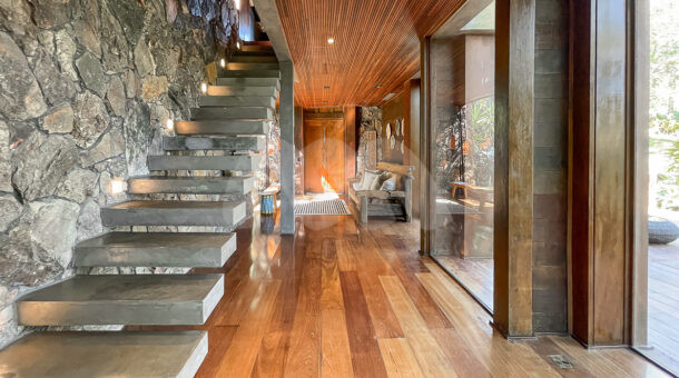 Imagem de corredor com escada em pedra da Ilha à venda em Angra dos Reis.