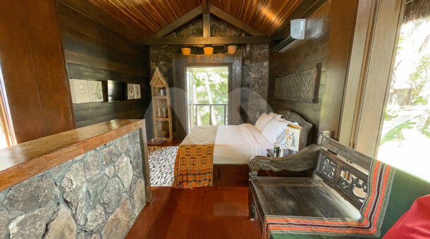 Imagem de quarto com móveis em madeira da Ilha à venda em Angra dos Reis.