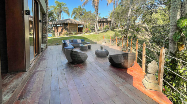 Imagem de deck de madeira com área lounge da Ilha à venda em Angra dos Reis.