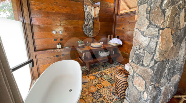 Imagem de banheira da suíte da Ilha à venda em Angra dos Reis.
