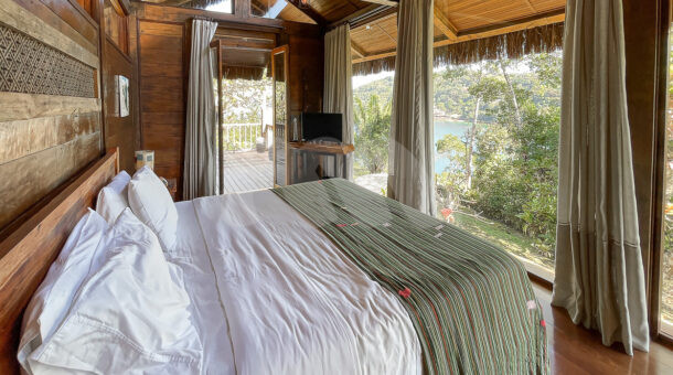 Imagem de cama de casal posta da Ilha à venda em Angra dos Reis.