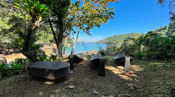 Imagem de cadeiras e espreguiçadeiras em área verde da Ilha à venda em Angra dos Reis.