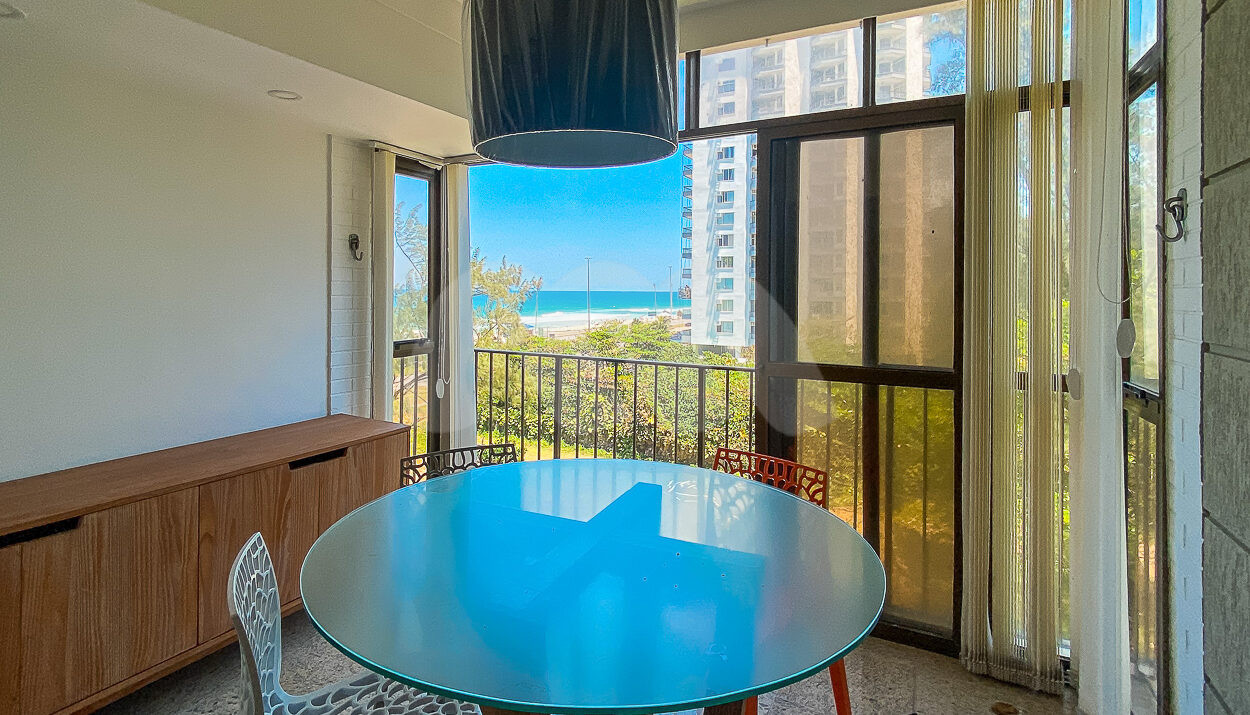 Imagem da sala de jantar com vista para o mar do apartamento frente ao mar á venda na Barra da Tijuca.