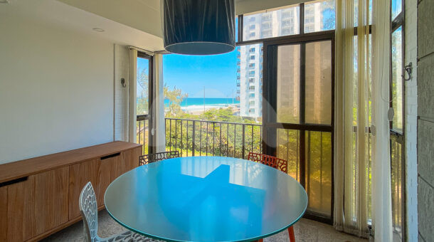 Imagem da sala de jantar com vista para o mar do apartamento frente ao mar á venda na Barra da Tijuca.