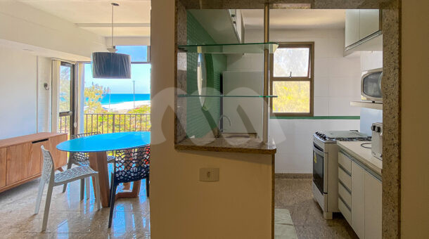 Imagem da cozinha do apartamento frente ao mar á venda na Barra da Tijuca.