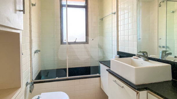 Imagem do banheiro da segunda suíte do apartamento frente ao mar á venda na Barra da Tijuca.