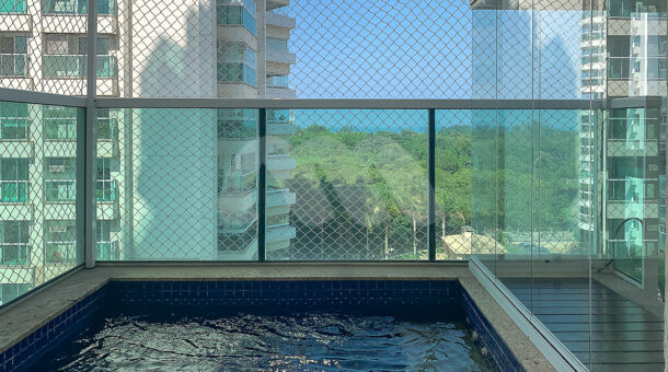 Imagem frontal da piscina do apartamento moderna à venda na Muller Imóveis RJ.