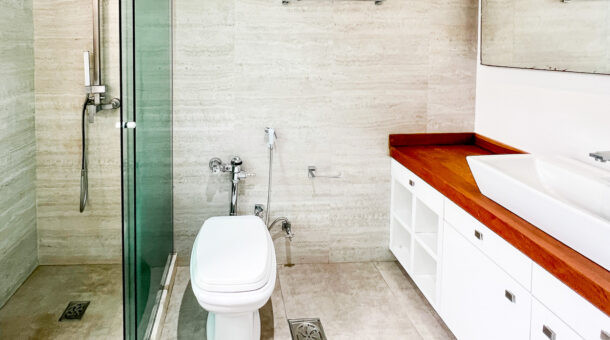 Imagem do banheiro da suíte do apartamento reformado à venda no Novo Leblon