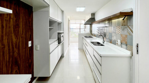 Imagem da cozinha do apartamento reformado à venda no Novo Leblon