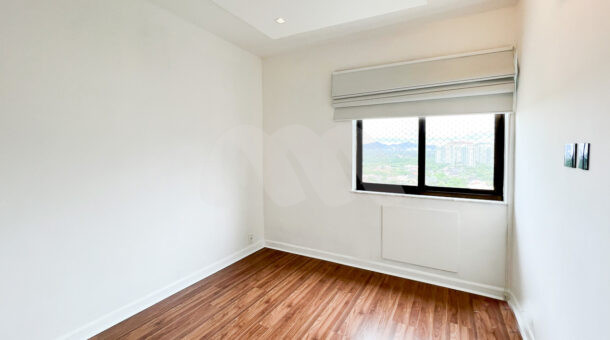 Imagem do quarto do apartamento reformado à venda no Novo Leblon