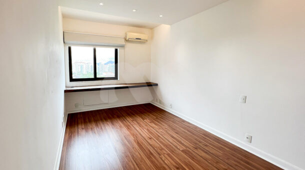 Imagem da suíte do apartamento reformado à venda no Novo Leblon