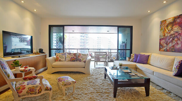 Imagem da sala com varanda do apartamento no condomínio Villa Gênova à venda na Barra da Tijuca