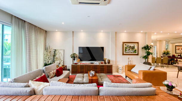 Imagem da sala do apartamento no Mônaco na Barra da Tijuca