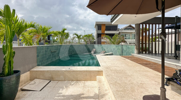 Imagem de area de lazer com piscina da casa triplex à venda no condomínio Art Life, no Recreio dos Bandeirantes.