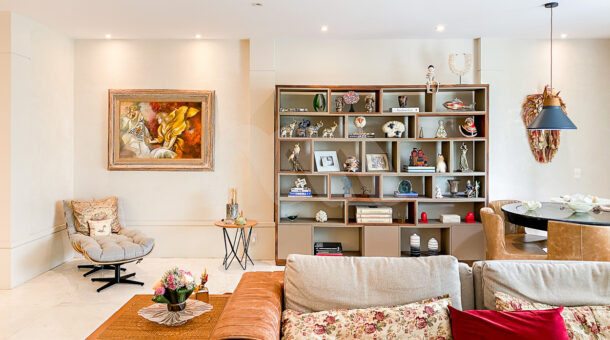 Imagem da sala de estar do apartamento no Mônaco na Barra da Tijuca