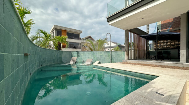 Imagem de piscina com prainha da casa triplex à venda no condomínio Art Life, no Recreio dos Bandeirantes.