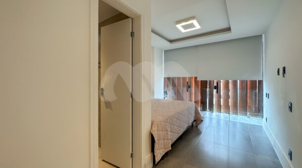 Imagem de quarto com amplo espaço da casa triplex à venda no condomínio Art Life, no Recreio dos Bandeirantes.
