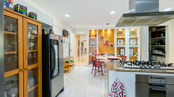 Imagem da cozinha com ilha do apartamento no Mônaco na Barra da Tijuca