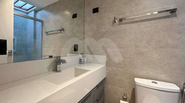 Imagem de banheiro com armário planejado da casa triplex à venda no condomínio Art Life, no Recreio dos Bandeirantes.