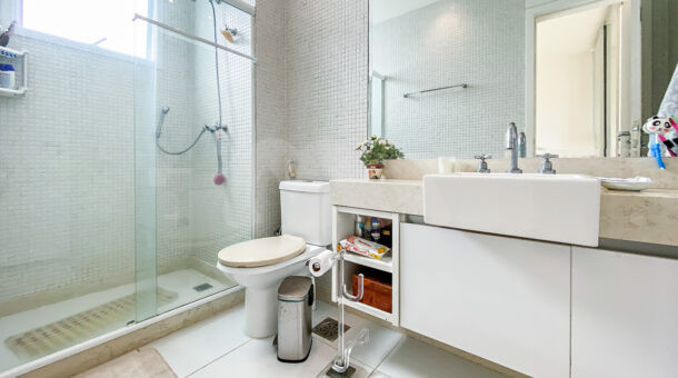 Imagem do banheiro da primeira suíte do apartamento no Mônaco na Barra da Tijuca