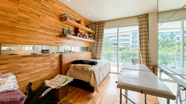 Imagem do quarto do apartamento no Mônaco na Barra da Tijuca