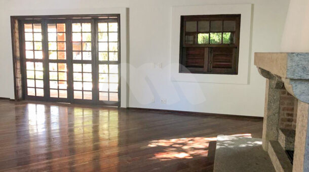 Sala da Casa Colonial de dois andares, No Mansões