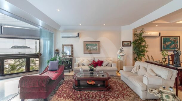 Imagem da ampla sala de estar da Cobertura Duplex à venda.