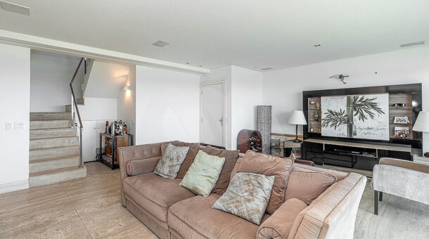 Imagem da sala de estar com sofá da Cobertura Triplex com Vista para o Mar à venda.