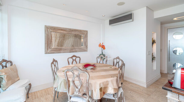 Imagem da sala de jantar da Cobertura Triplex com Vista para o Mar à venda.