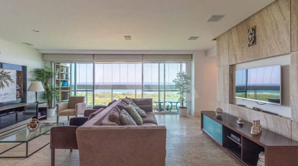 Imagem frontal da ampla sala de estar da Cobertura Triplex com Vista para o Mar à venda.