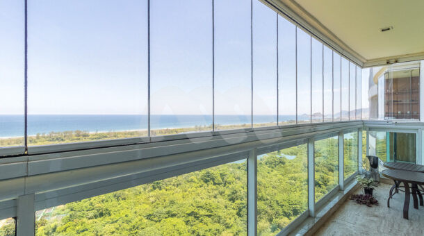 Imagem da vista panorâmica para a Lagoa Marapendi da Cobertura Triplex com Vista para o Mar à venda.