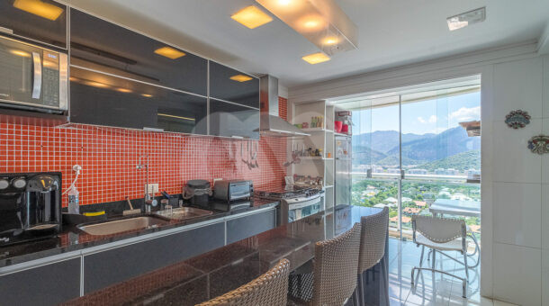 Imagem lateral da cozinha da Cobertura Triplex com Vista para o Mar à venda.