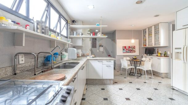 Imagem da cozinha funcional da Cobertura Duplex à venda.