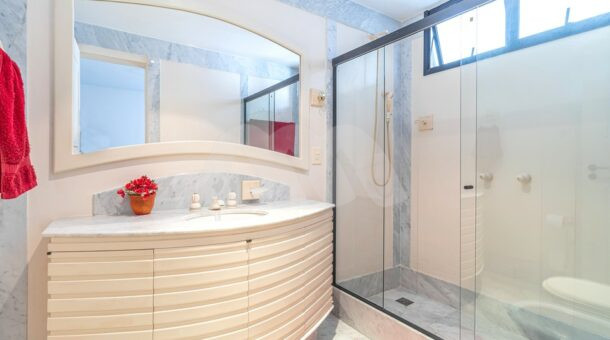 Imagem de um dos banheiros super iluminado da Cobertura Duplex à venda.