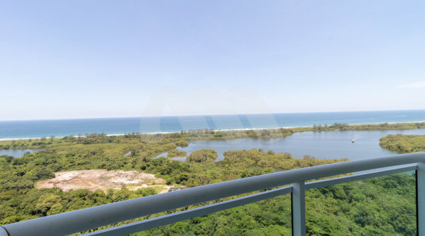 Imagem da vista da área de lazer no 3º pavimento da Cobertura Triplex com Vista para o Mar à venda.