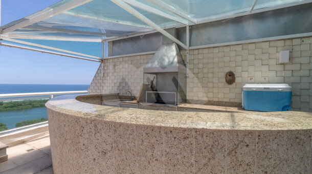 Imagem da churrasqueira na áre de lazer no 3º pavimento da Cobertura Triplex com Vista para o Mar à venda.