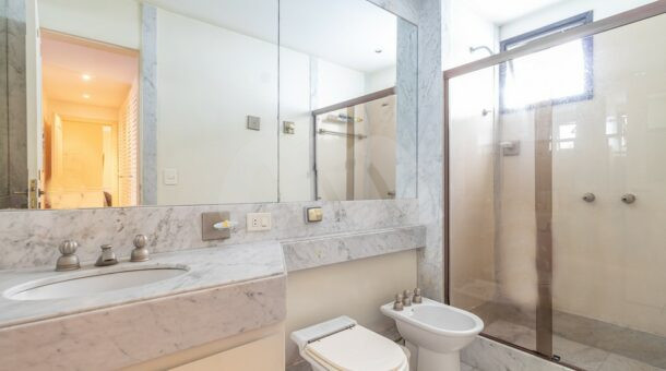 Imagem de um dos banheiros da Cobertura Duplex à venda.