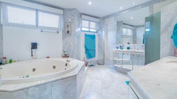 Imagem do banheiro com hidromassagem da suíte master da Cobertura Duplex à venda.